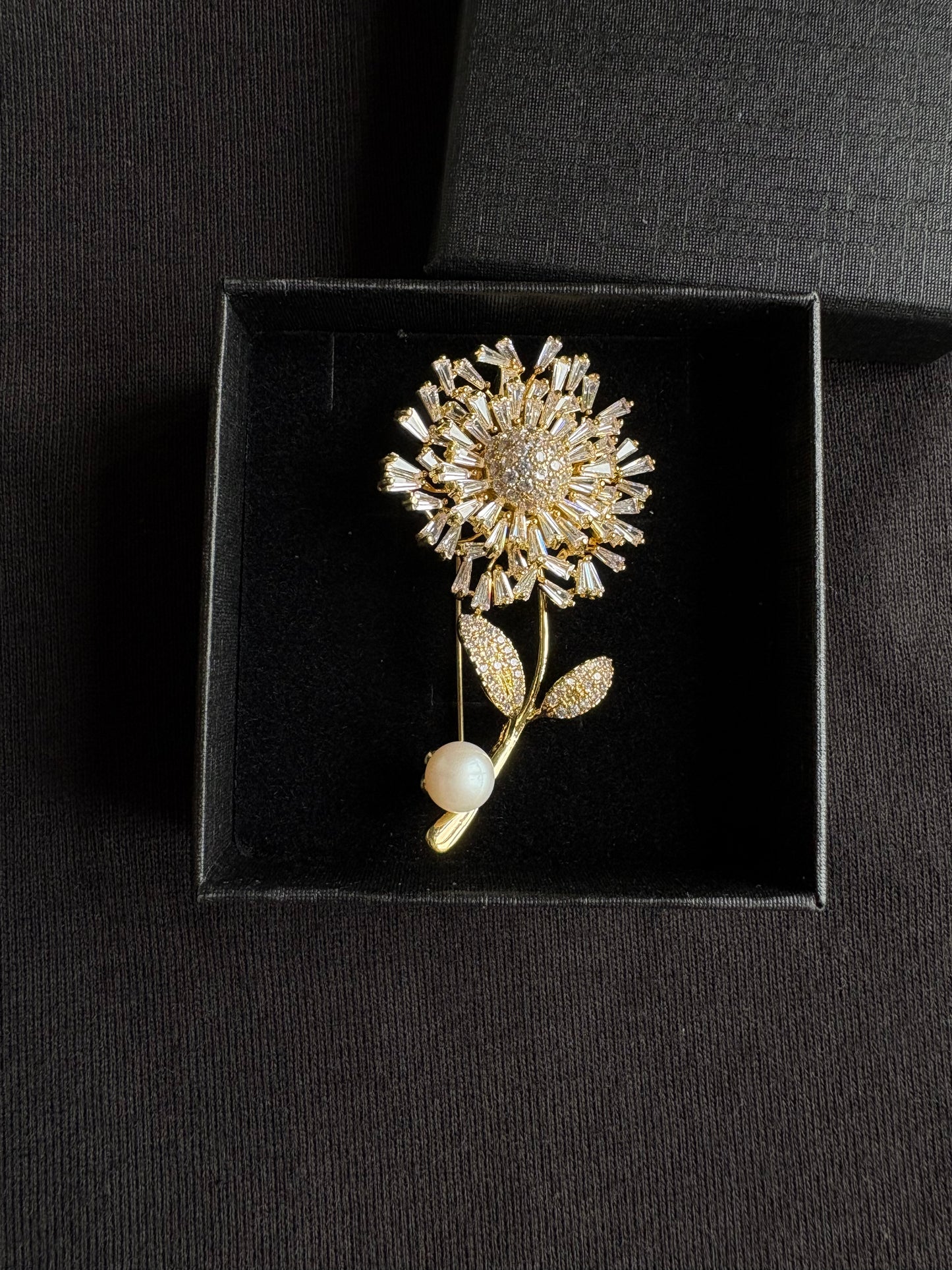 Freshwater pearl dandelion brooch pendant