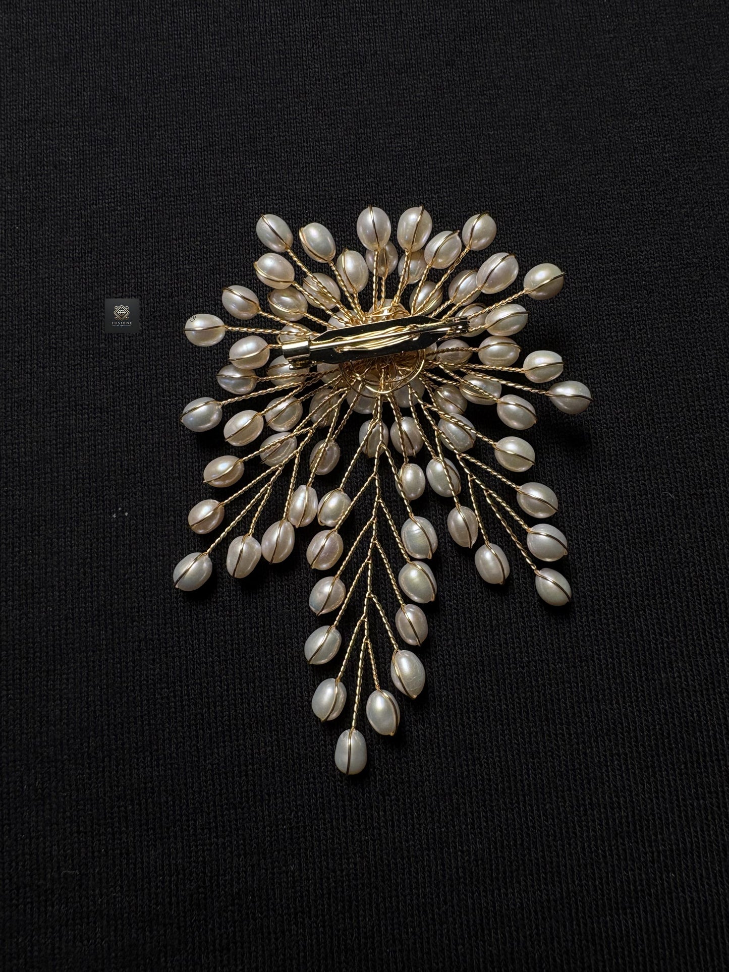 Handmade white Top Grade Freshwater Pearl Flower Brooch Pendant