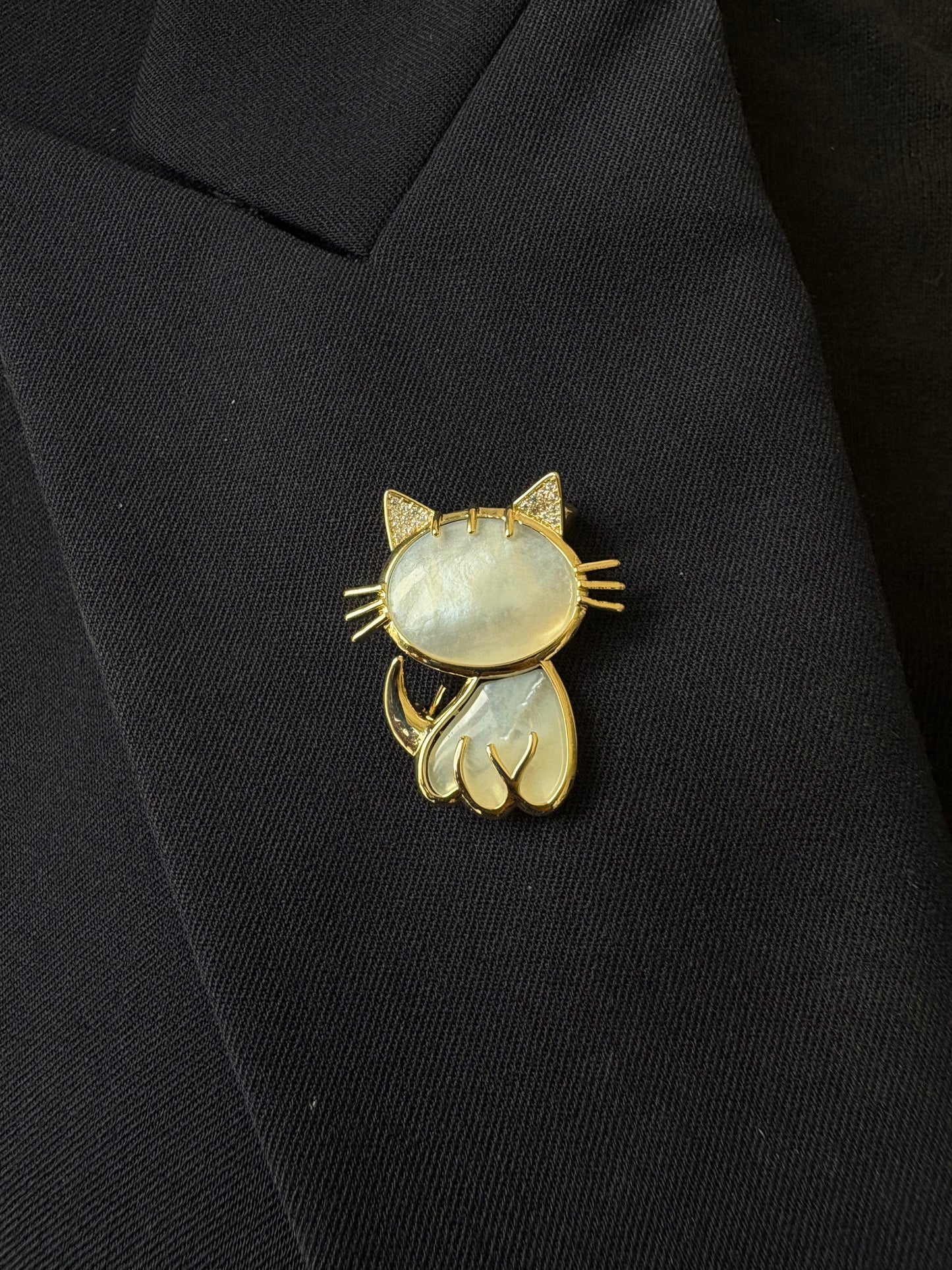 Freshwater mother of pearl cat brooch pendant