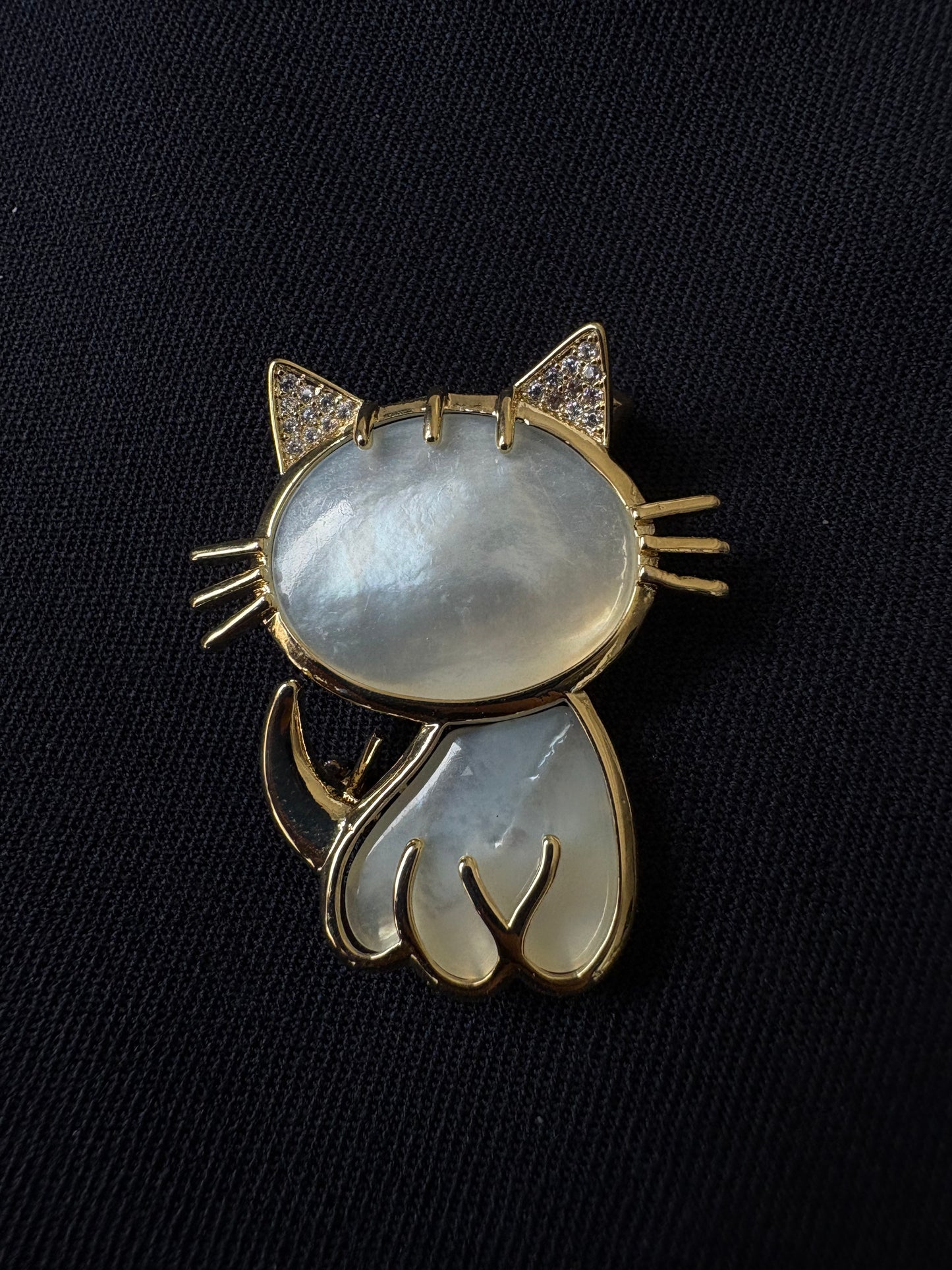Freshwater mother of pearl cat brooch pendant